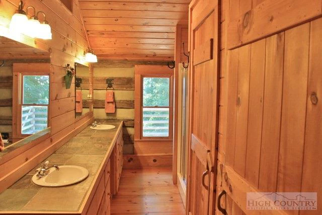 Image number 3 for the current listing