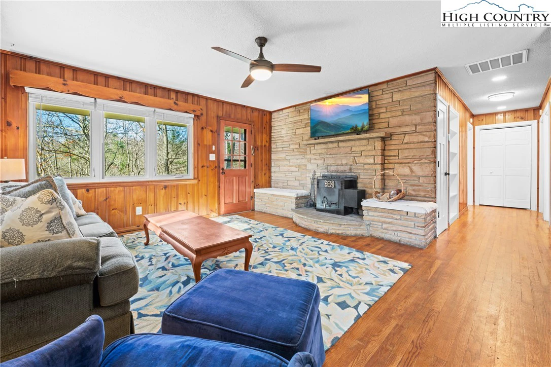Image number 19 for the current listing