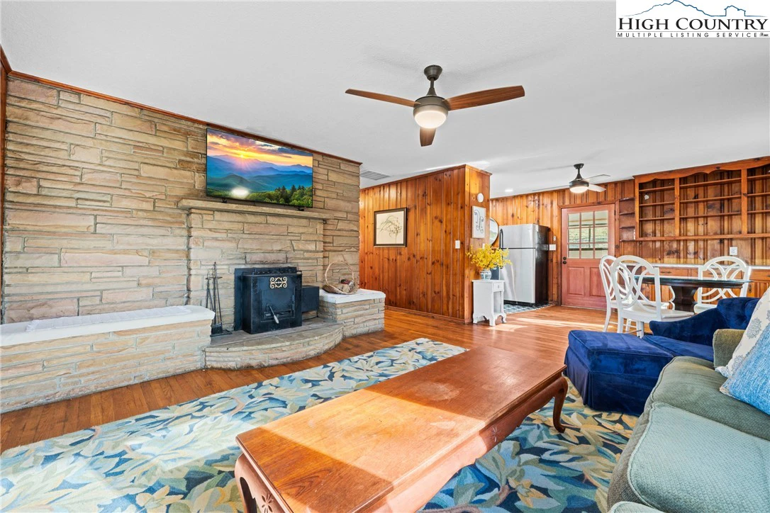 Image number 18 for the current listing