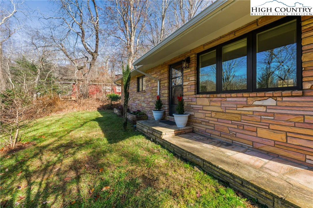 Image number 16 for the current listing