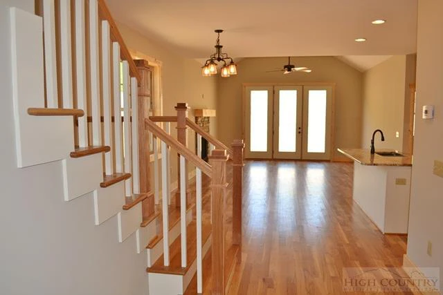 Image number 9 for the current listing