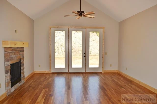 Image number 5 for the current listing
