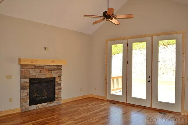 Image number 4 for the current listing