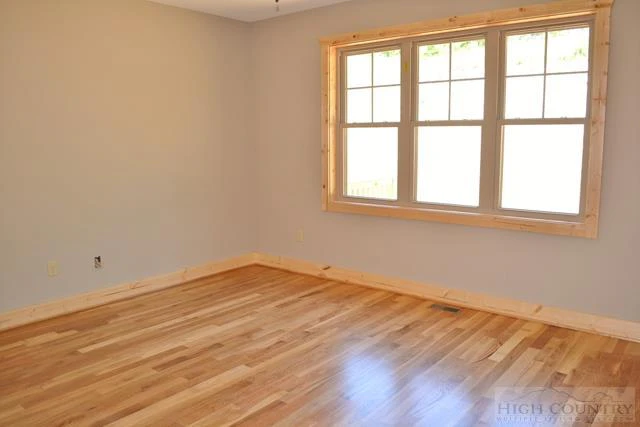 Image number 21 for the current listing