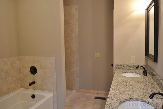 Image number 19 for the current listing