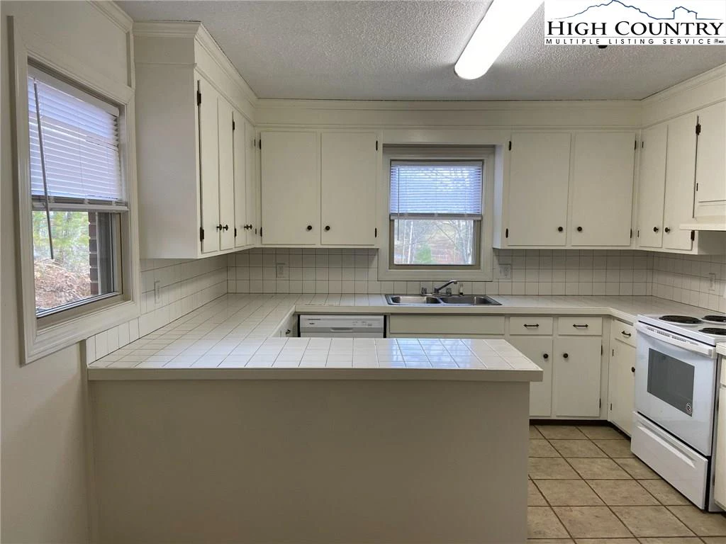 Image number 15 for the current listing