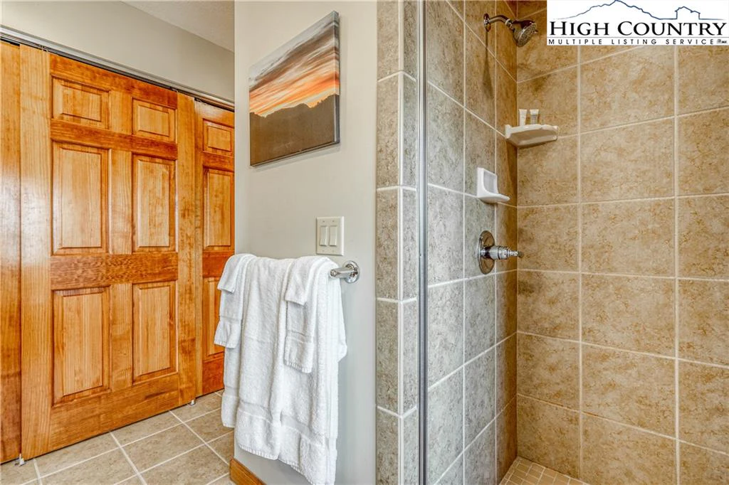 Image number 4 for the current listing