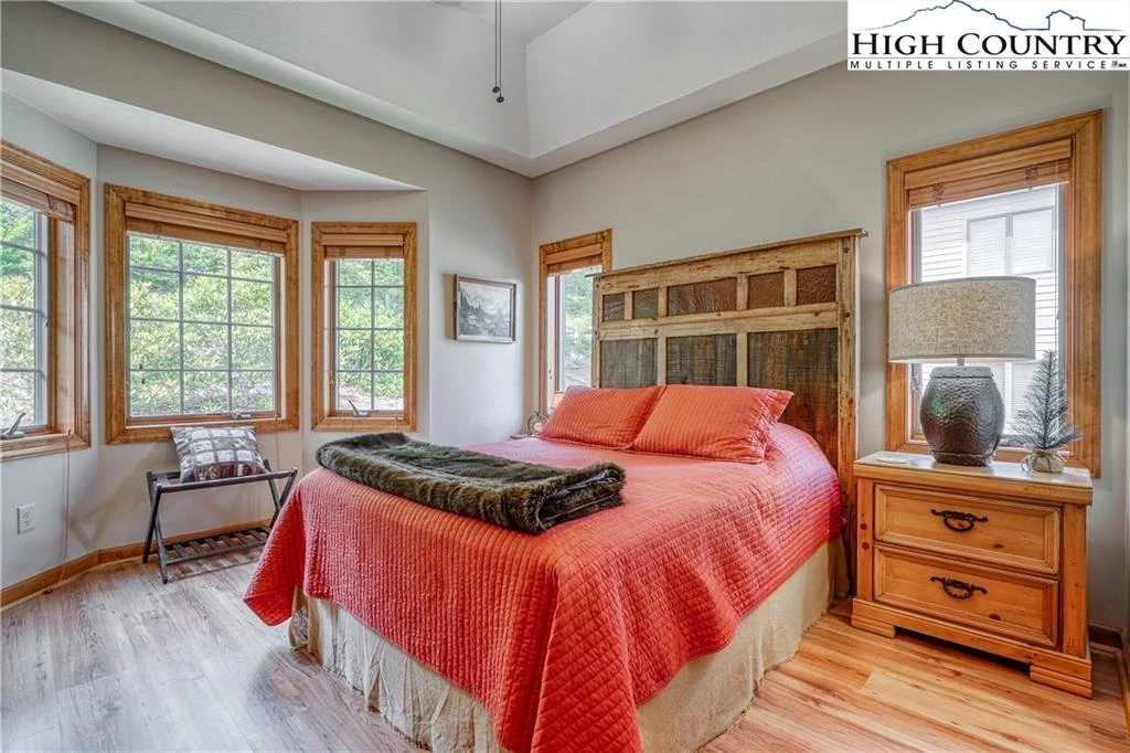Image number 5 for the current listing