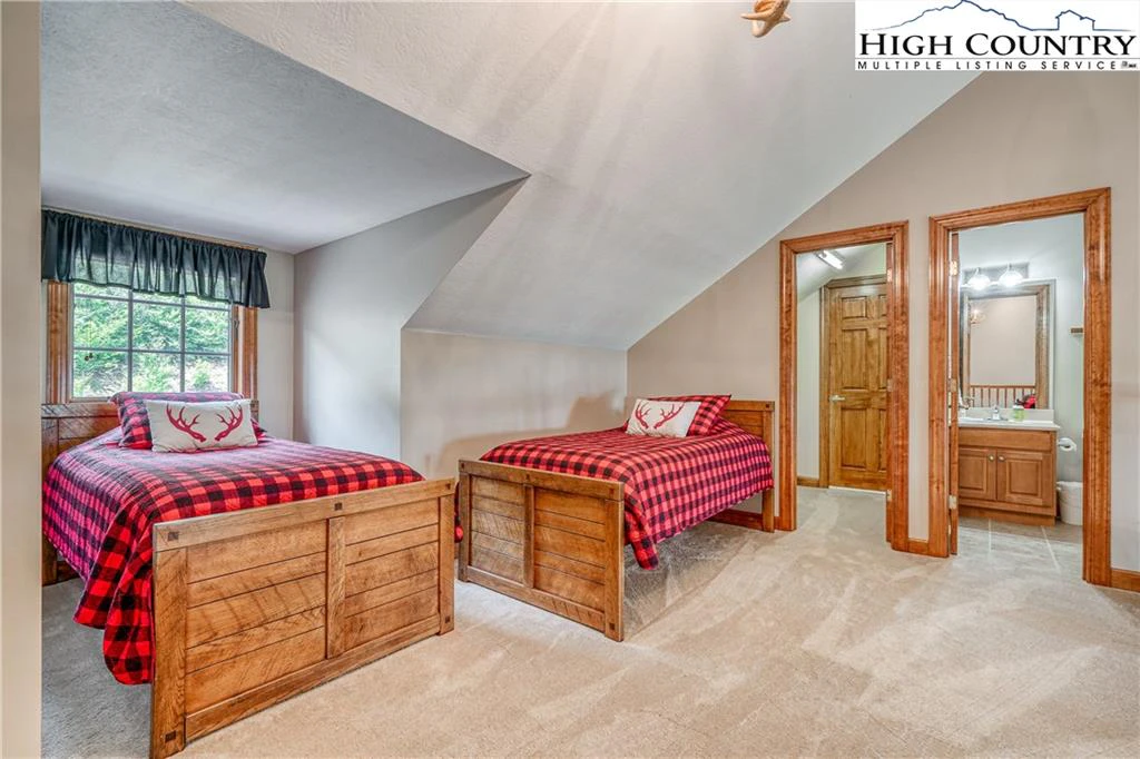 Image number 9 for the current listing