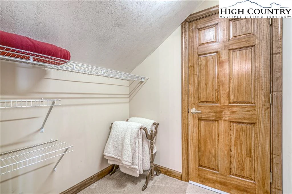 Image number 11 for the current listing
