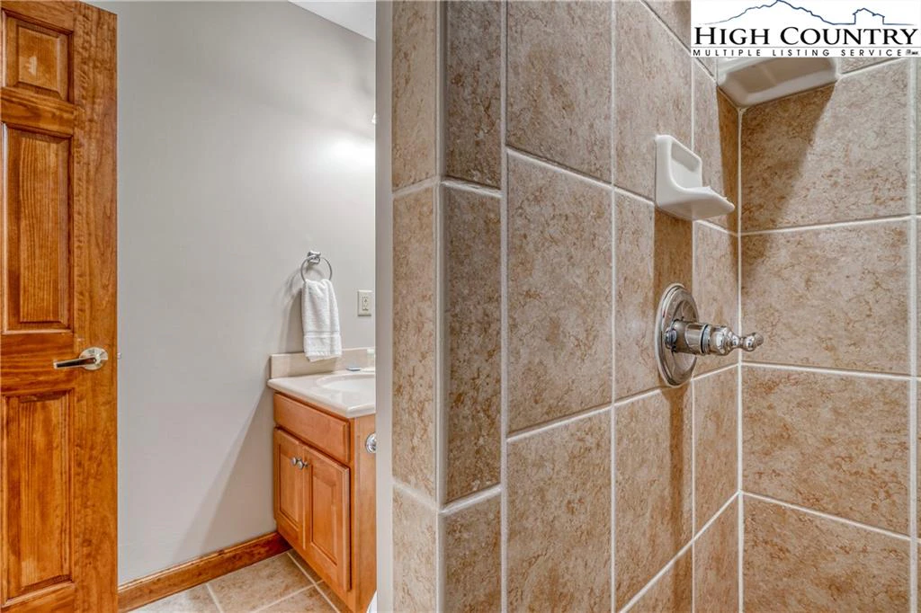 Image number 2 for the current listing