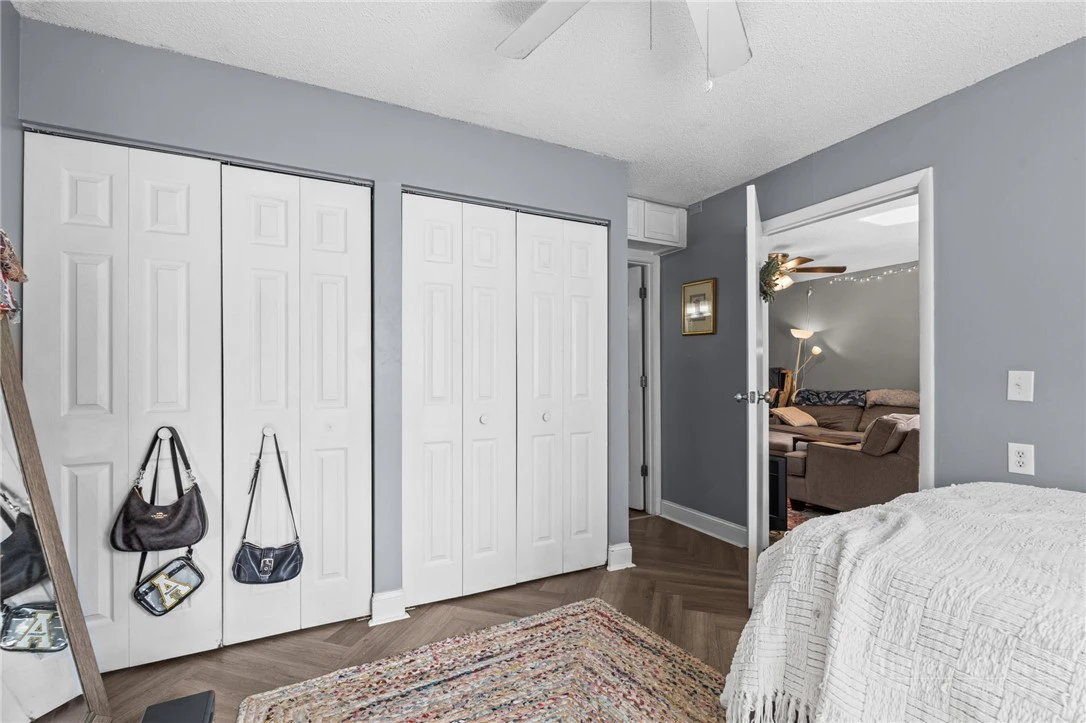 Image number 8 for the current listing