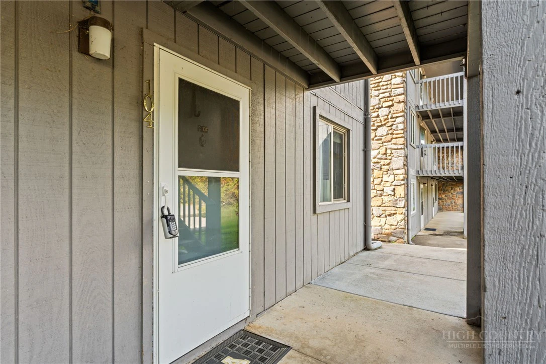 Image number 13 for the current listing