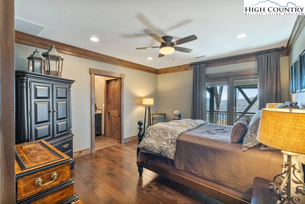 Image number 5 for the current listing