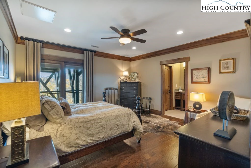 Image number 9 for the current listing