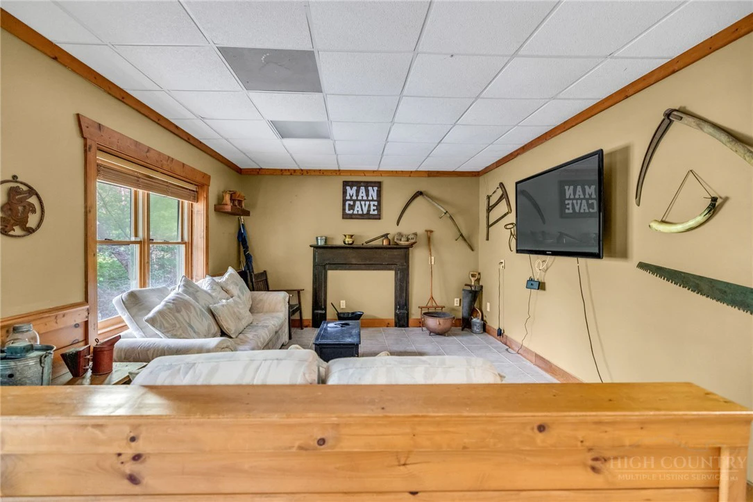 Image number 10 for the current listing