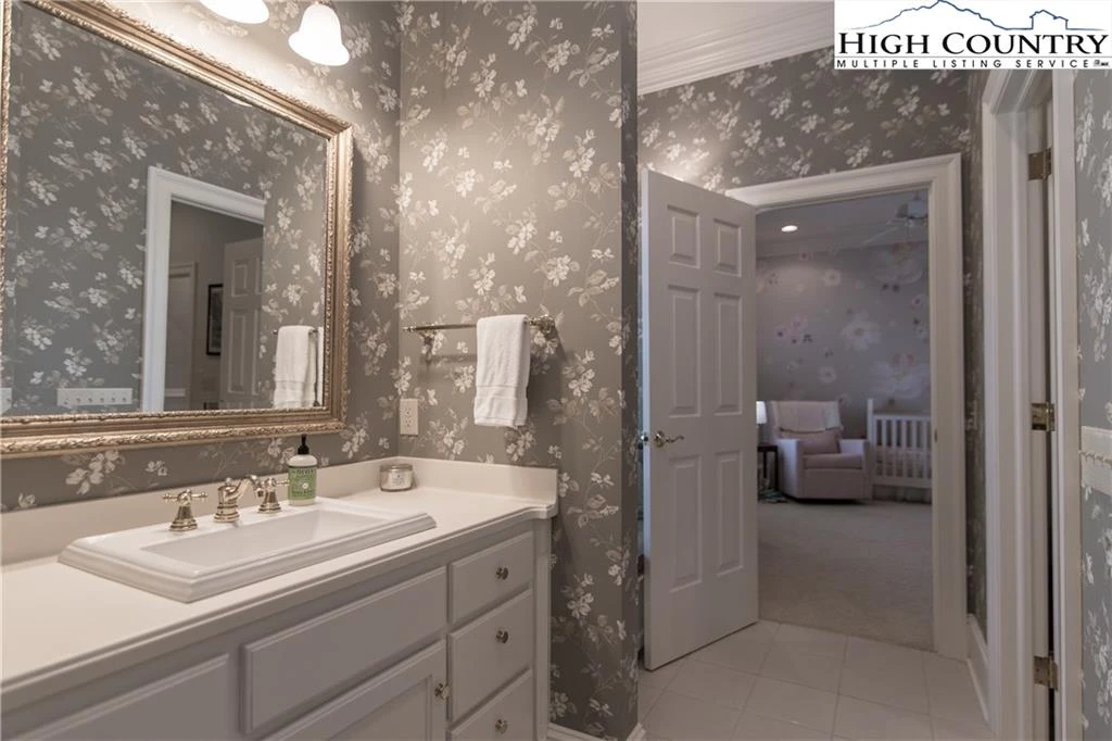 Image number 3 for the current listing