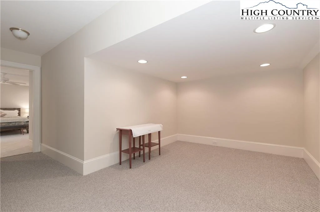 Image number 8 for the current listing