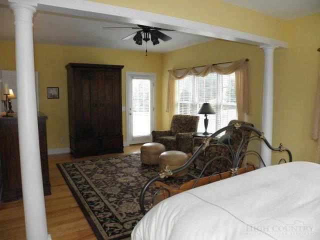 Image number 22 for the current listing