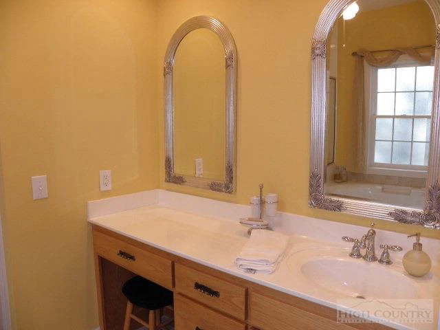 Image number 21 for the current listing