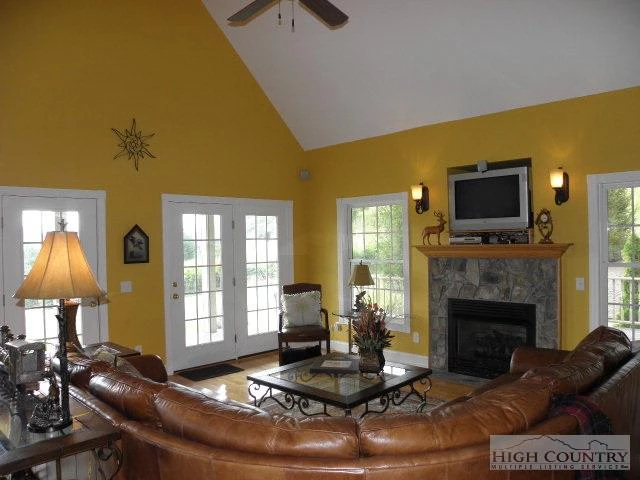 Image number 20 for the current listing