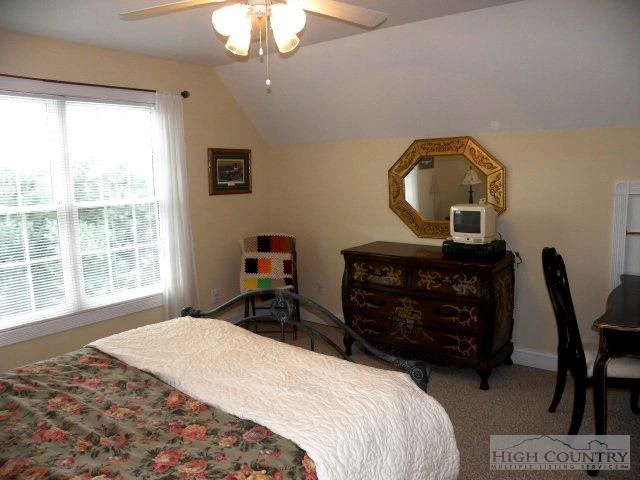 Image number 4 for the current listing