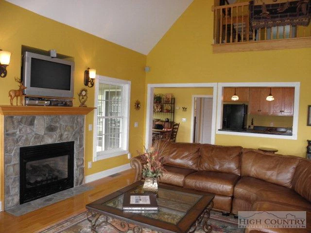 Image number 2 for the current listing