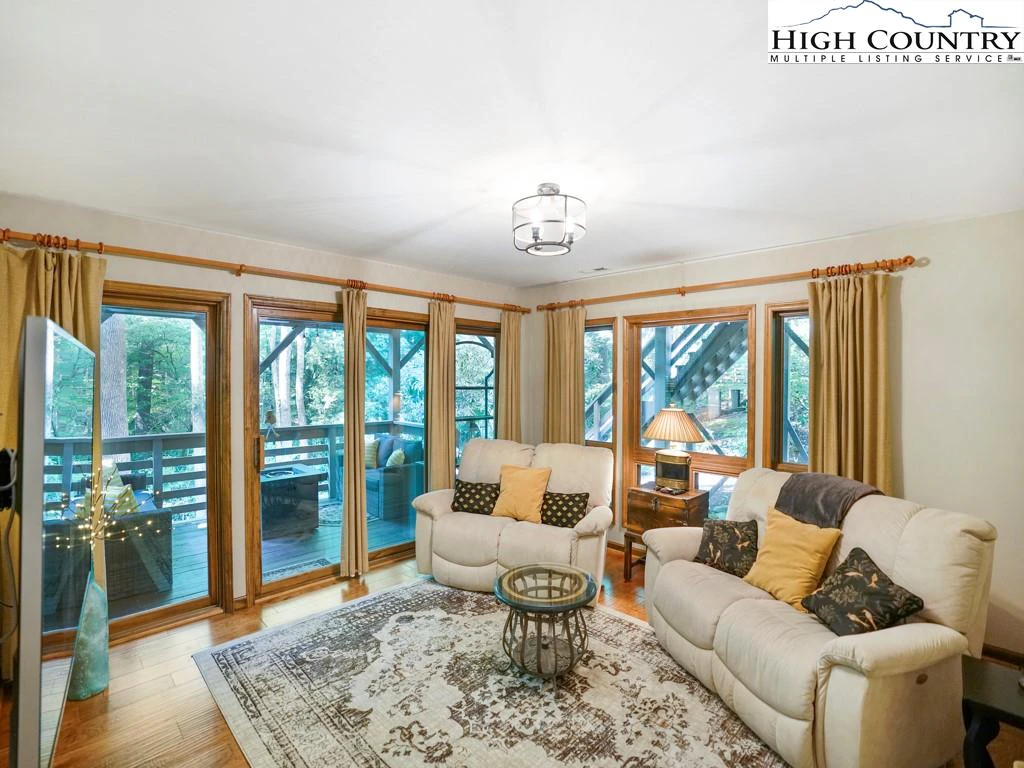 Image number 17 for the current listing
