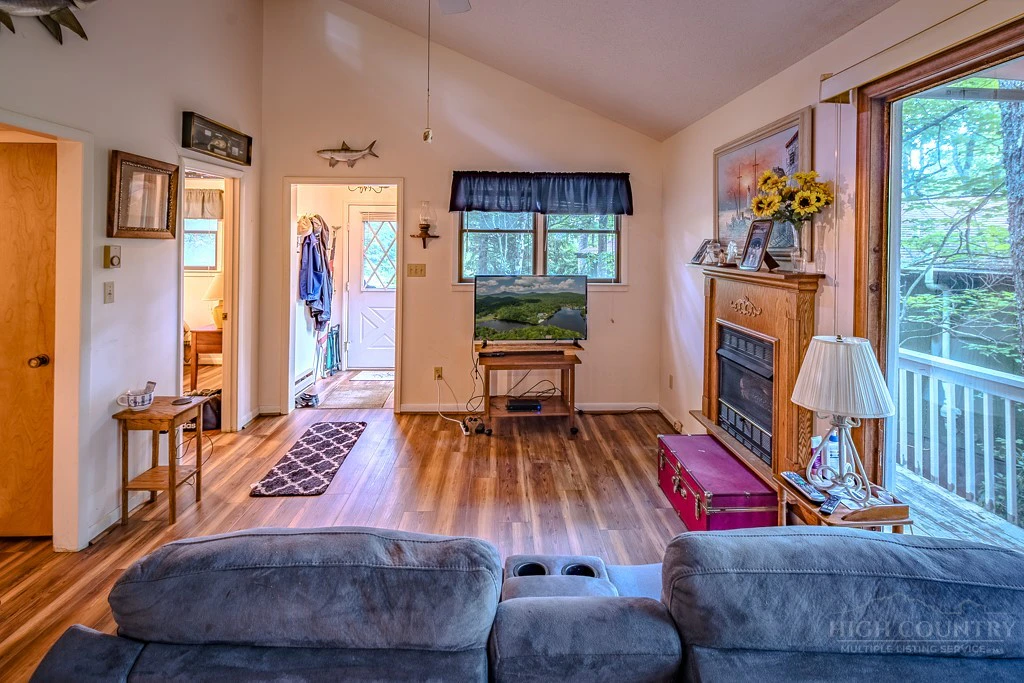 Image number 11 for the current listing