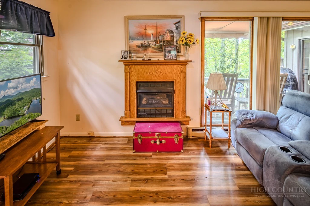 Image number 13 for the current listing