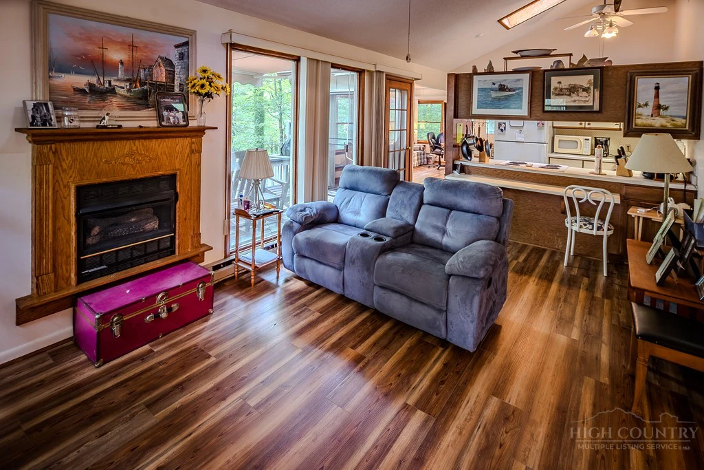 Image number 14 for the current listing