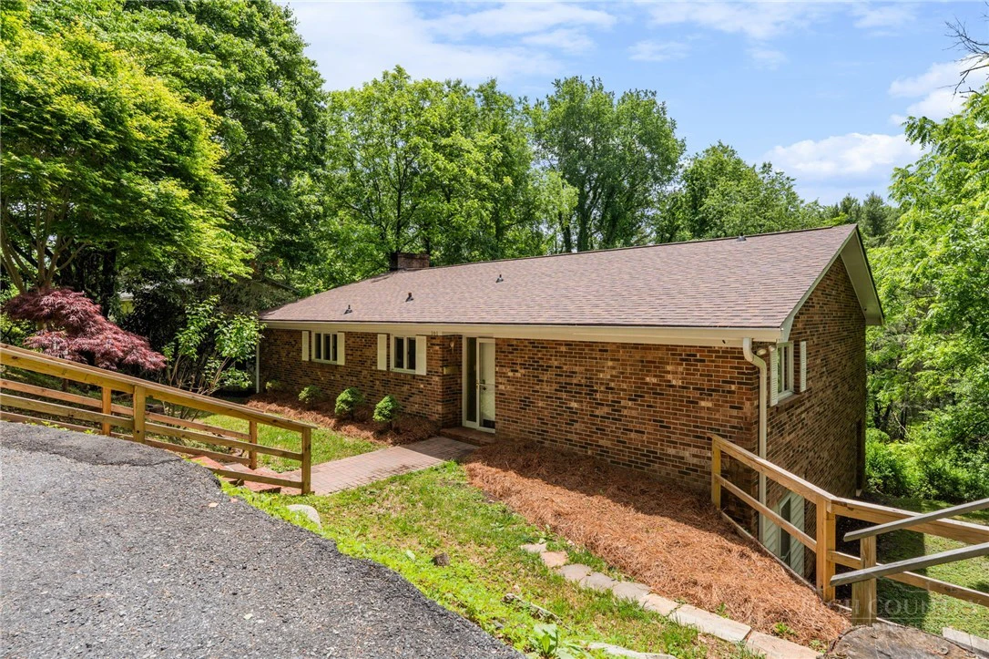 Image number 1 for the current listing