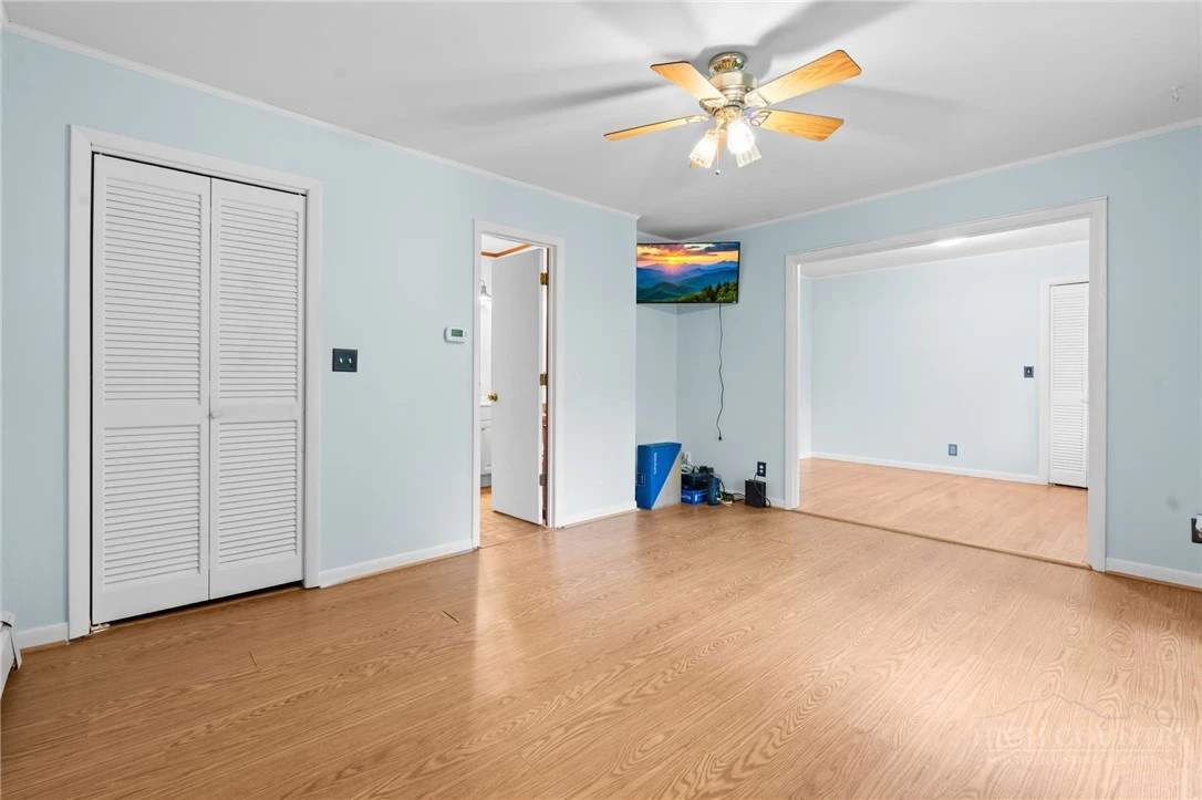 Image number 18 for the current listing