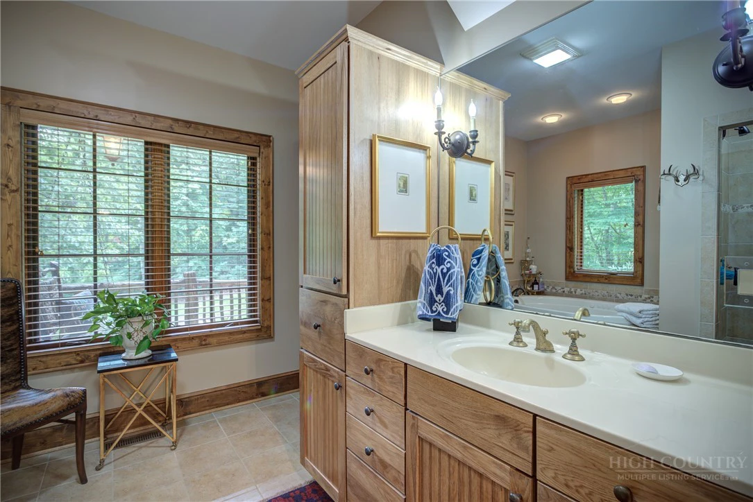 Image number 13 for the current listing