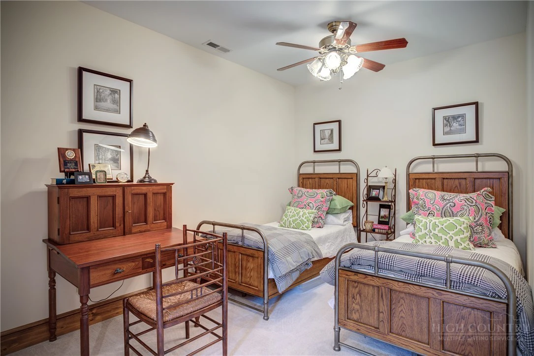 Image number 4 for the current listing