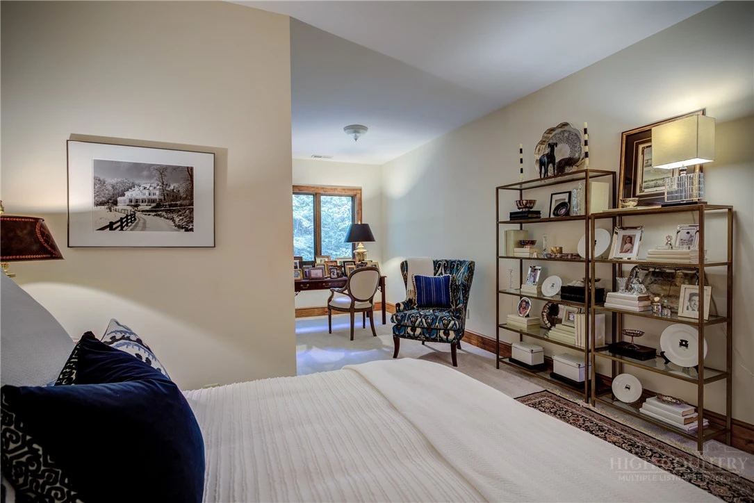 Image number 5 for the current listing