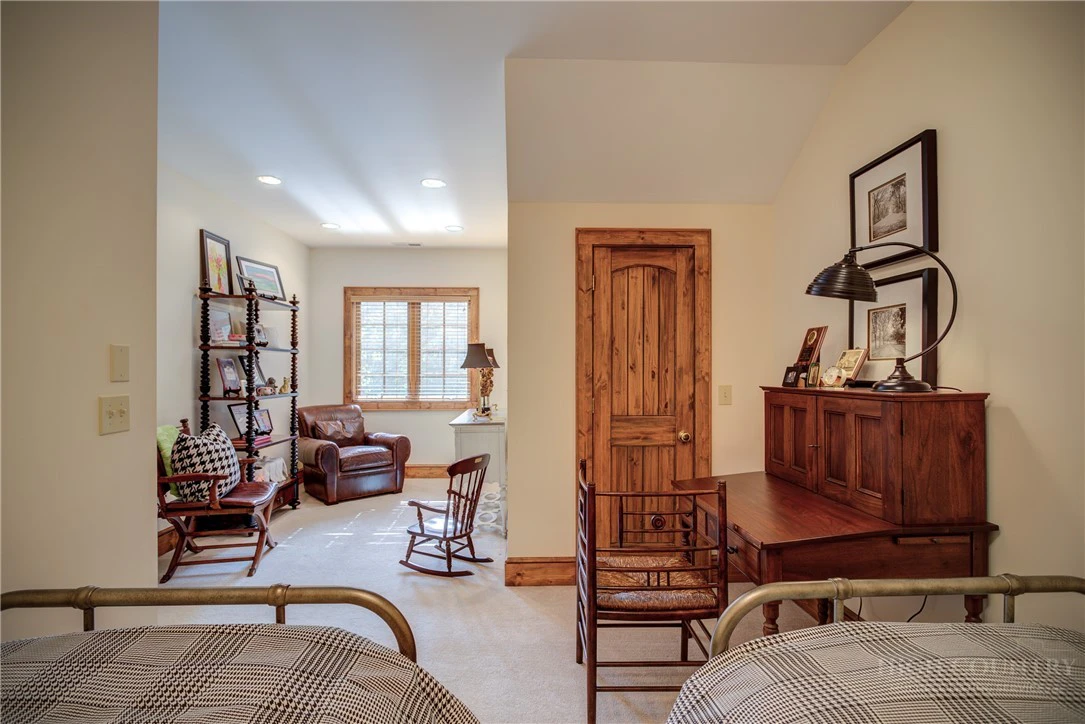Image number 16 for the current listing