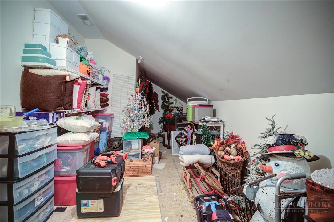 Image number 17 for the current listing