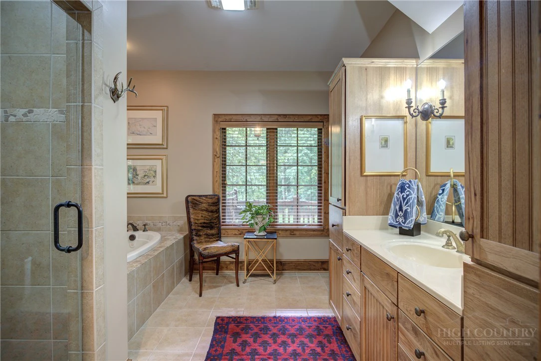 Image number 19 for the current listing
