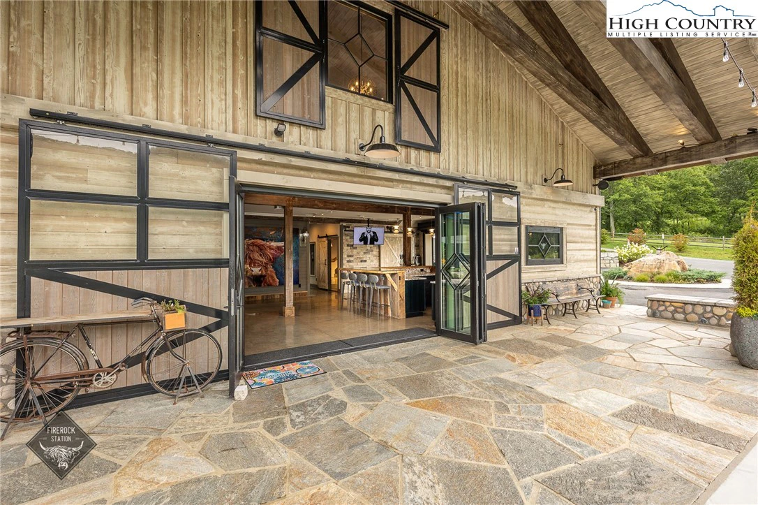 Image number 19 for the current listing
