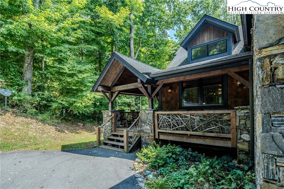 Image number 4 for the current listing