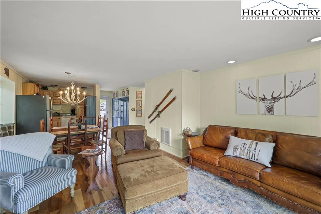 Image number 2 for the current listing