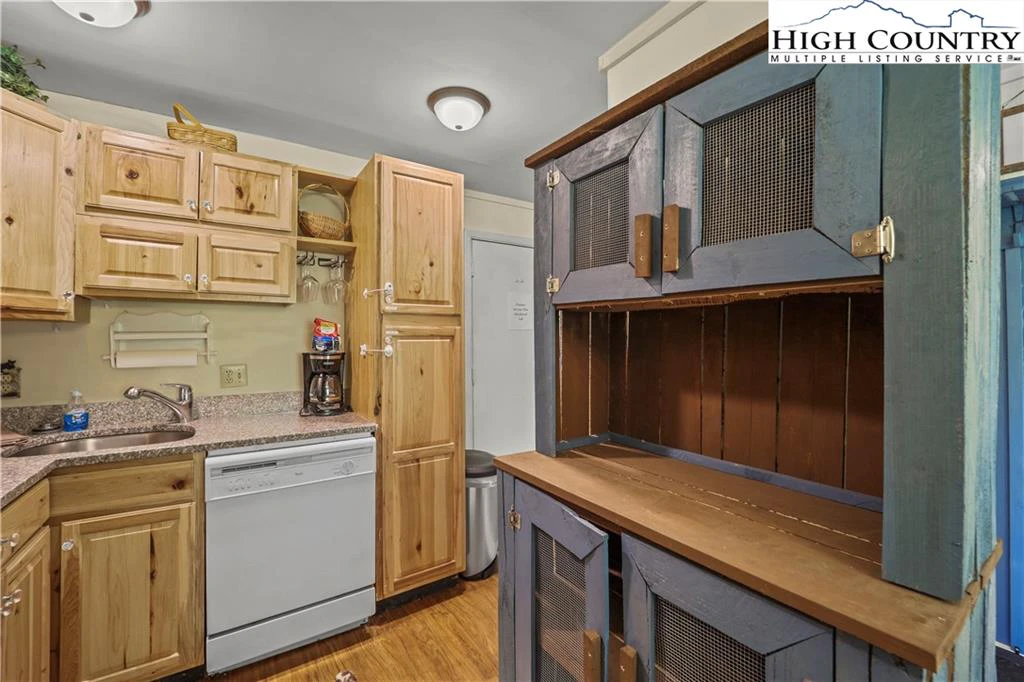 Image number 15 for the current listing