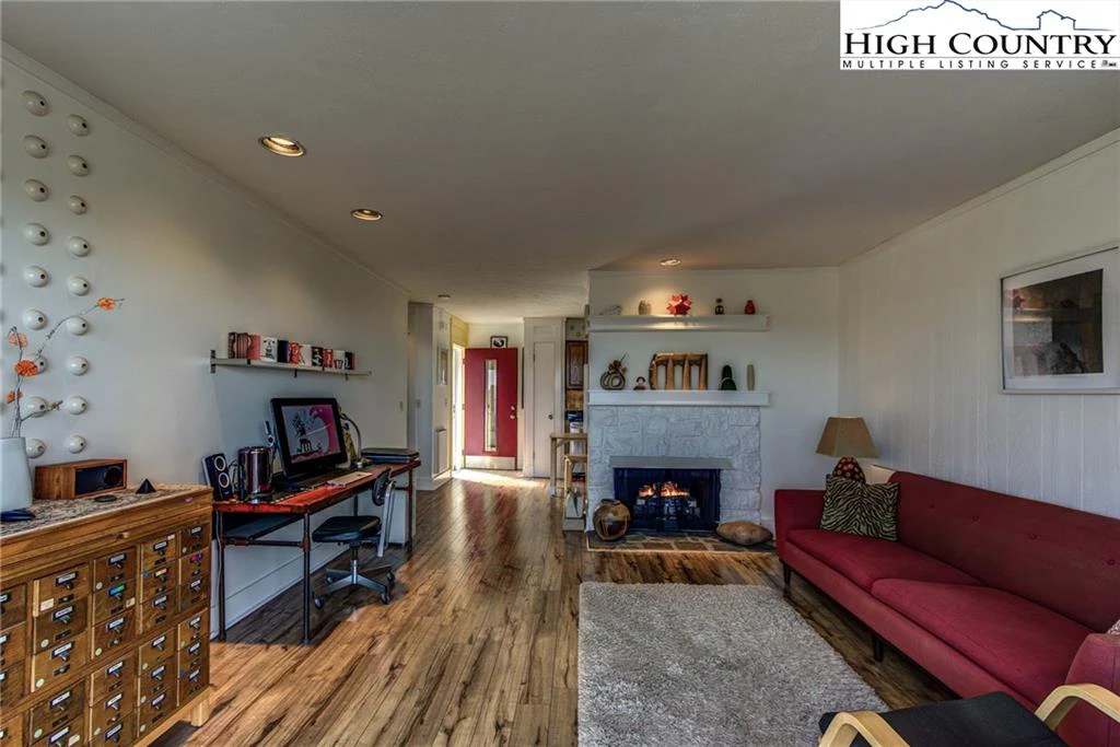 Image number 20 for the current listing