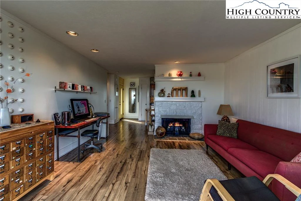 Image number 19 for the current listing