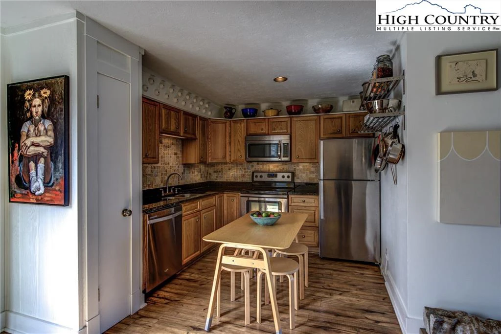 Image number 18 for the current listing