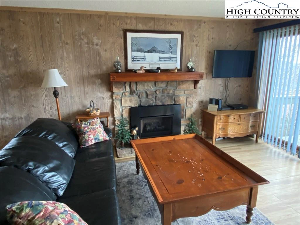 Image number 17 for the current listing