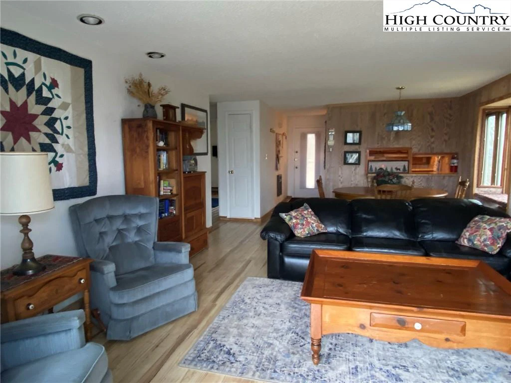 Image number 16 for the current listing