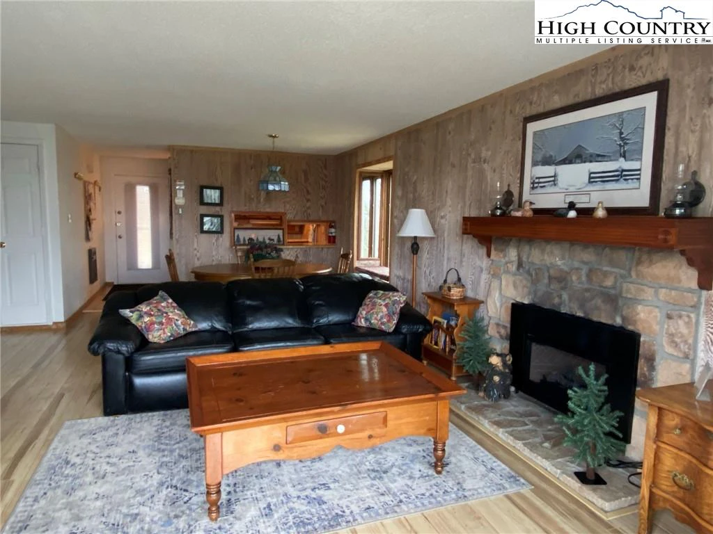 Image number 15 for the current listing