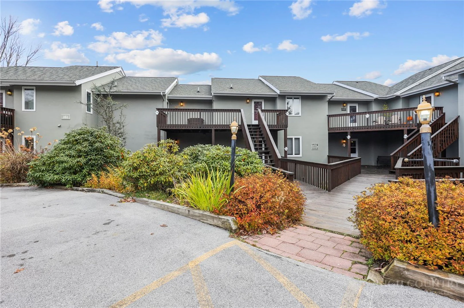 Image number 1 for the current listing